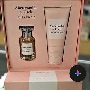Może przedstawiać: R&oacute;żowy zestaw prezentowy Abercrombie & Fitch AUTHENTIC dla kobiet, zawierający perfumy i balsam do ciała. Zestaw zawiera butelkę perfum i tubę balsamu. Na pudełku widnieje logo marki i napis "WOMAN/FEMME".