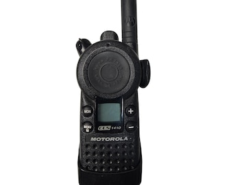 Motorola CLS1410 4 Channel UHF Two-Way Radio with Belt Clip.