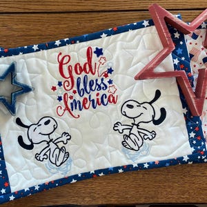 パイントサイズの愛国的なテーブルランナーキルト – スヌーピー ゴッドブレスアメリカ装飾