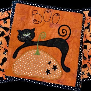 Halloween Table Quilt: Black Cat & Pumpkin Decor - &#39;BOO&#39;