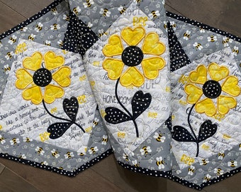 Daisy and Bees Table Runners, Country Table Quilts, Farmhouse  Table Runner, Bee Table Decor, Daisy Table Decor