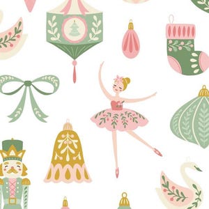 Könnte beinhalten: Ein sich wiederholendes Muster mit einer Ballerina im rosa Tutu, einem grünen Nussknacker, einem Weihnachtsstrumpf, einer Glocke, einem Schwan und verschiedenen Ornamenten in Salbeigrün, zartem Rosa und Gold auf weißem Grund.
