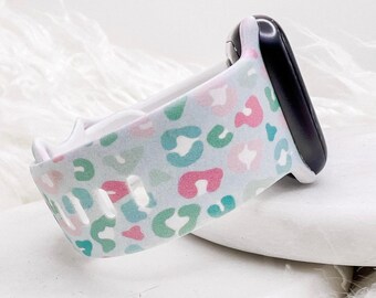 Correa de reloj con estampado de leopardo en tonos pastel, compatible con Apple Watch, Fitbit y Samsung.