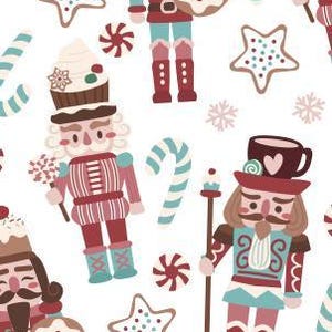 Könnte beinhalten: Ein sich wiederholendes Muster mit Nussknacker-Figuren, Zuckerstangen, sternförmigen Keksen mit Streuseln und Pfefferminz-Wirbeln. Die Nussknacker sind in Rot-, Türkis- und Brauntönen illustriert, einige tragen Cupcake-Hüte oder Stäbe.
