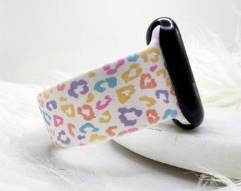Correa de reloj con estampado de leopardo en tonos pastel, compatible con Apple Watch, Fitbit y Samsung.