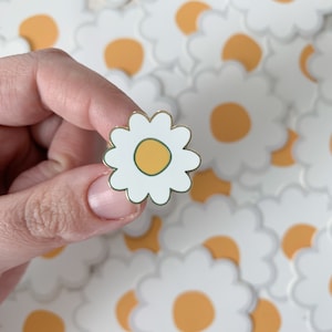 daisy flower enamel pin