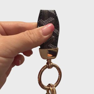 Chic French-style Faux Leather Keychain - Stylish Mixed Color Car Key Accessory for Couples, Bag, Luxury keychain, gift for men