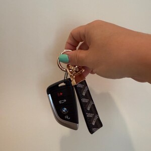 Chic French-style Faux Leather Keychain - Stylish Mixed Color Car Key Accessory for Couples, Bag, Luxury keychain, gift for men