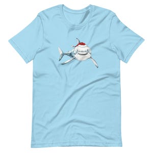 Camiseta de Natal Santa Shark | Presente para amantes do oceano | Camiseta com desenho de tubarão desenhado à mão | Camiseta de algodão natalina | Camiseta divertida de praia