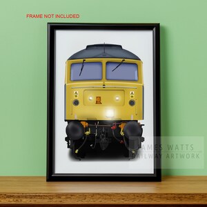 Puede incluir: Una locomotora diésel amarilla y negra con una vista frontal. La locomotora tiene un parabrisas grande y faros. El texto "JAMES WATTS RAILWAY ARTWORK" es visible en la esquina inferior derecha.