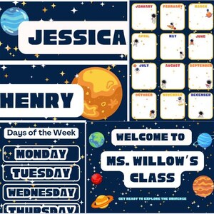 Op de afbeelding: Een klaslokaalbord met ruimtethema met de namen "JESSICA" en "HENRY". Het bevat een kalender, dagen van de week en de zin "WELCOME TO MS. WILLOW'S CLASS", met planeten en sterren.