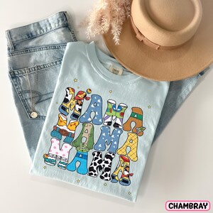 a hat, jeans, and a t - shirt on a table