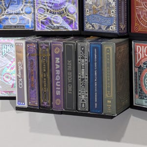 Modulare Spielkartenhalterung: Regal