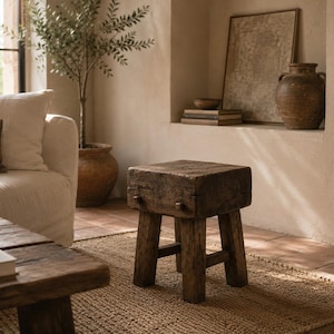 Rustikaler Holzhocker, Beistelltisch aus recyceltem Holz, handgefertigter Bauernhaushocker, Primitiver Holzakzenttisch, Vintage rustikale Wohndekoration
