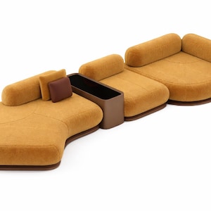 Sofa modułowa w kolorze musztardowym, rzeźbiarska, zakrzywiona tapicerka, zintegrowany stolik boczny, kanapa wypoczynkowa