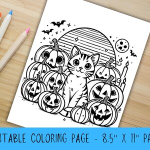 Puede incluir: Una página para colorear imprimible en blanco y negro con un lindo gato rodeado de calabazas de jack-o'-lantern. El gato está sentado frente a una luna llena con murciélagos volando a su alrededor. La página mide 8,5 pulgadas por 11 pulgadas.