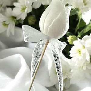 Weiße Tulpenkerze als Gastgeschenk