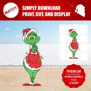 Può includere: Un personaggio dei cartoni animati verde con un cappello da Babbo Natale e un vestito rosso con un grembiule a forma di cuore. L'immagine include il testo "SIMPLY DOWNLOAD PRINT, CUT, AND DISPLAY" e "PREMIUM DOWNLOADABLE FILES 4 SIZES".
