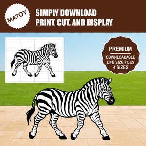 Op de afbeelding: Zwart-wit zebra-illustratie. De afbeelding bevat de tekst "MATOY SIMPLY DOWNLOAD PRINT, CUT, AND DISPLAY" en "PREMIUM DOWNLOADABLE LIFE SIZE FILES 4 SIZES". De zebra wordt afgebeeld in een wandelhouding.