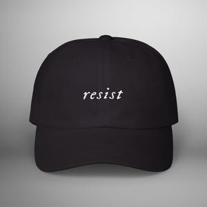 Cappellino da papà ricamato Resist Folklore Evermore, cappellino anti-Trump dei fan di Taylor, regalo per femministe, regalo per democratici, regalo per liberali, Swifties