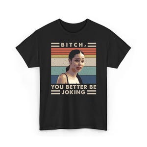 Può includere: T-shirt nera con un design retrò. Il testo "BITCH, YOU BETTER BE JOKING" è sopra e sotto una grafica di una donna. Il design ha una combinazione di colori vintage: arancione, rosso, beige, verde e blu.