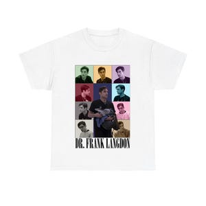 Peut inclure: T-shirt blanc avec une grille de neuf images d'un homme, chacune sur un fond de couleur différente. Le texte "DR. FRANK LANGDON" est imprimé en noir sous les images. Le t-shirt est fait d'une matière douce et confortable.