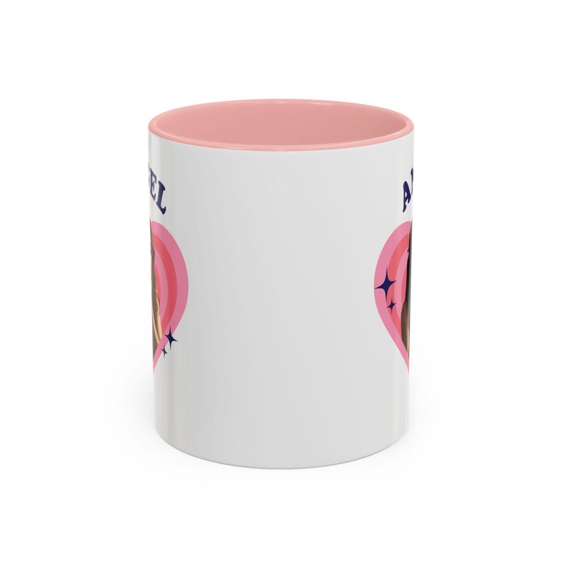 Taza retro con forma de corazón de Priscilla Delgado como Ángel, taza de cerámica con diseño de Priscilla Delgado como Ángel (325 ml) imagen 11