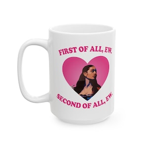 Può includere: Tazza in ceramica bianca con un grande cuore rosa. Il cuore contiene un'illustrazione di una donna e il testo "FIRST OF ALL, EW. SECOND OF ALL, EW." in rosa. La tazza ha un grande manico.