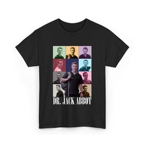 Könnte beinhalten: Schwarzes T-Shirt mit einem Raster von neun Bildern eines Mannes, das zentrale Bild in Farbe. Der Text "DR. JACK ABBOT" ist in Weiß auf dem T-Shirt aufgedruckt.