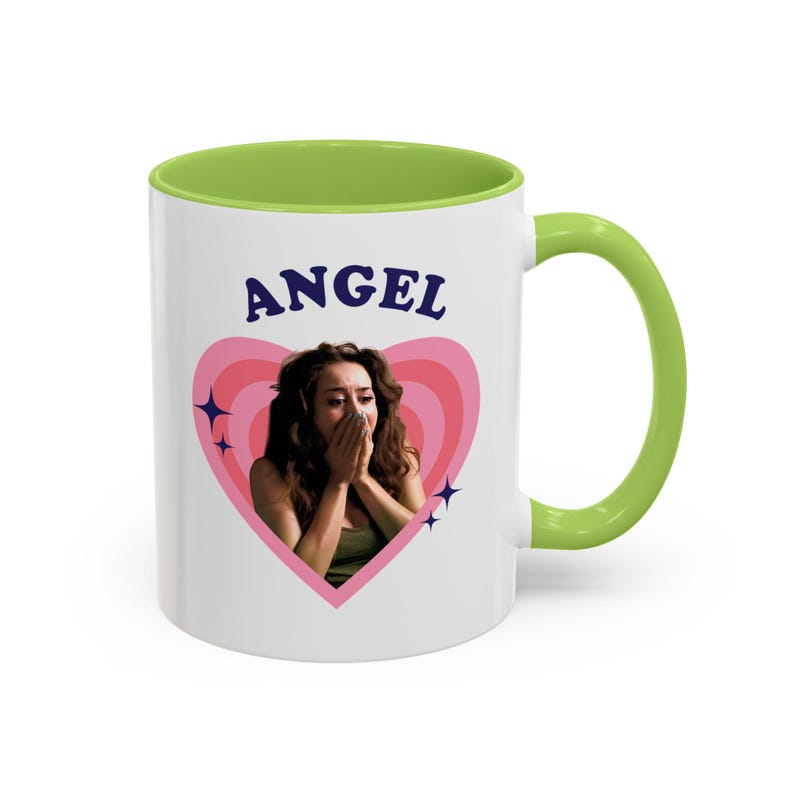 Taza retro con forma de corazón de Priscilla Delgado como Ángel, taza de cerámica con diseño de Priscilla Delgado como Ángel (325 ml) imagen 18