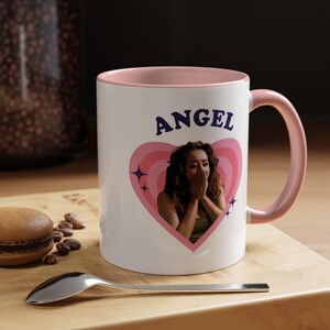 Taza retro con forma de corazón de Priscilla Delgado como Ángel, taza de cerámica con diseño de Priscilla Delgado como Ángel (325 ml) imagen 4
