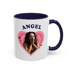 Taza retro con forma de corazón de Priscilla Delgado como Ángel, taza de cerámica con diseño de Priscilla Delgado como Ángel (325 ml) imagen 1