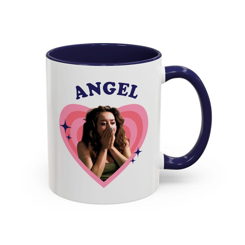 Taza retro con forma de corazón de Priscilla Delgado como Ángel, taza de cerámica con diseño de Priscilla Delgado como Ángel (325 ml) imagen 1