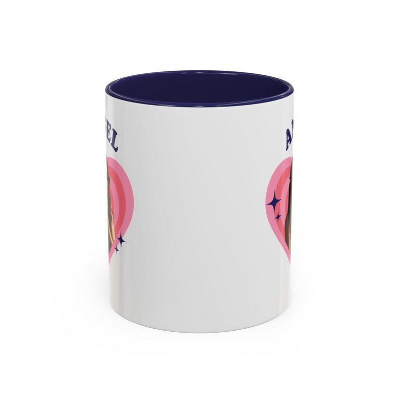 Taza retro con forma de corazón de Priscilla Delgado como Ángel, taza de cerámica con diseño de Priscilla Delgado como Ángel (325 ml) imagen 9