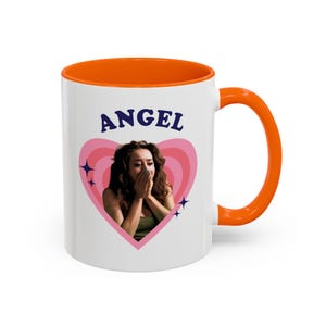 Taza retro con forma de corazón de Priscilla Delgado como Ángel, taza de cerámica con diseño de Priscilla Delgado como Ángel (325 ml) imagen 16