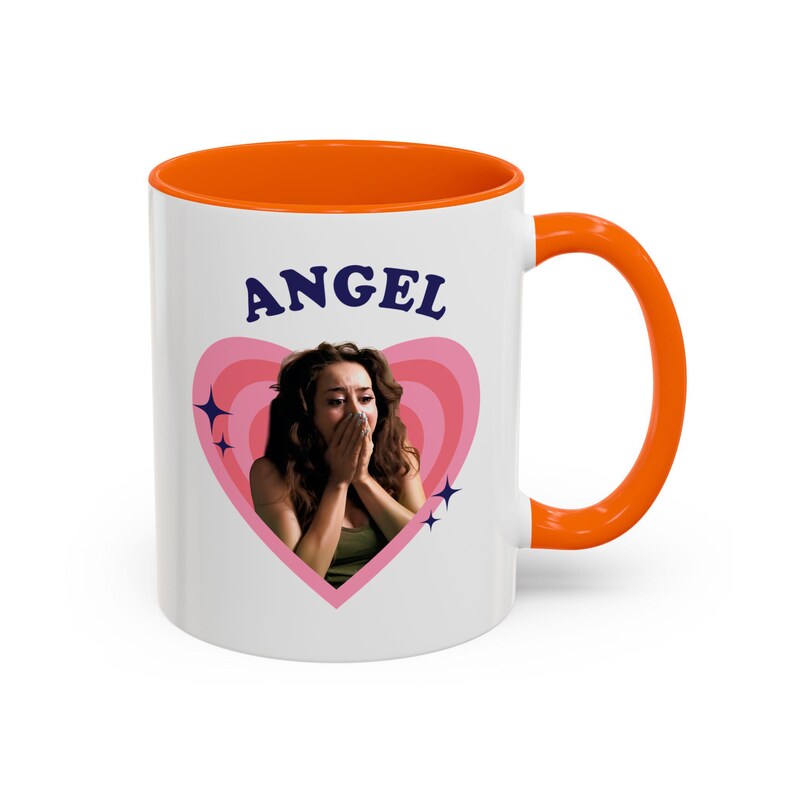 Taza retro con forma de corazón de Priscilla Delgado como Ángel, taza de cerámica con diseño de Priscilla Delgado como Ángel (325 ml) imagen 16