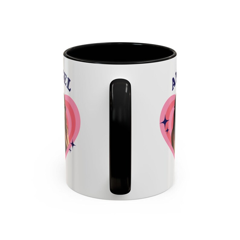 Taza retro con forma de corazón de Priscilla Delgado como Ángel, taza de cerámica con diseño de Priscilla Delgado como Ángel (325 ml) imagen 7