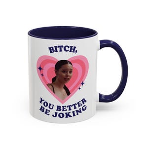 Può includere: Tazza in ceramica bianca con interno e manico blu navy. La tazza presenta il testo "BITCH, YOU BETTER BE JOKING" in blu navy, che circonda un cuore rosa con la foto di una donna. Sono incluse anche stelle blu decorative.
