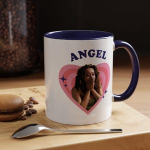 Taza retro con forma de corazón de Priscilla Delgado como Ángel, taza de cerámica con diseño de Priscilla Delgado como Ángel (325 ml) imagen 2
