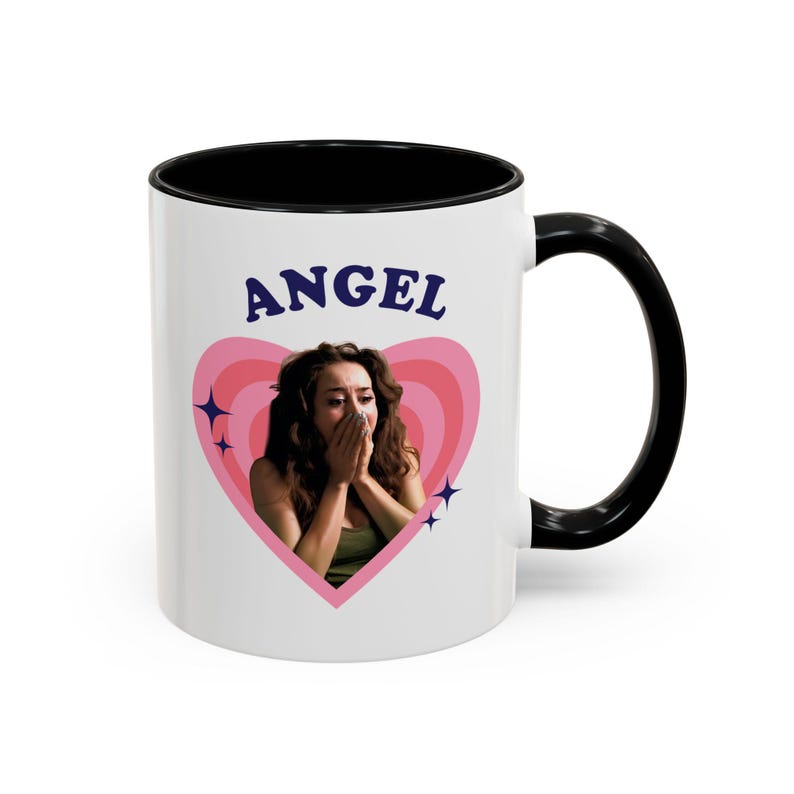 Taza retro con forma de corazón de Priscilla Delgado como Ángel, taza de cerámica con diseño de Priscilla Delgado como Ángel (325 ml) imagen 3