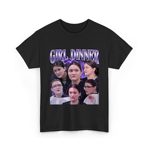 Könnte beinhalten: Schwarzes T-Shirt mit einem Grafikdesign mit dem Text "GIRL DINNER" in einer violetten Retro-Schriftart. Die Grafik enthält mehrere Bilder einer Frau. Ein lässiges T-Shirt für jeden Tag.
