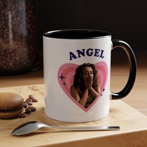 Taza retro con forma de corazón de Priscilla Delgado como Ángel, taza de cerámica con diseño de Priscilla Delgado como Ángel (325 ml) imagen 8