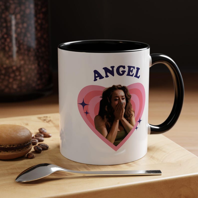 Taza retro con forma de corazón de Priscilla Delgado como Ángel, taza de cerámica con diseño de Priscilla Delgado como Ángel (325 ml) imagen 8