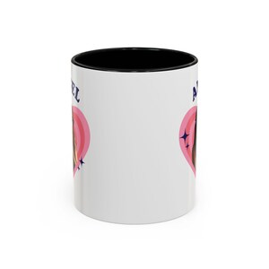 Taza retro con forma de corazón de Priscilla Delgado como Ángel, taza de cerámica con diseño de Priscilla Delgado como Ángel (325 ml) imagen 6
