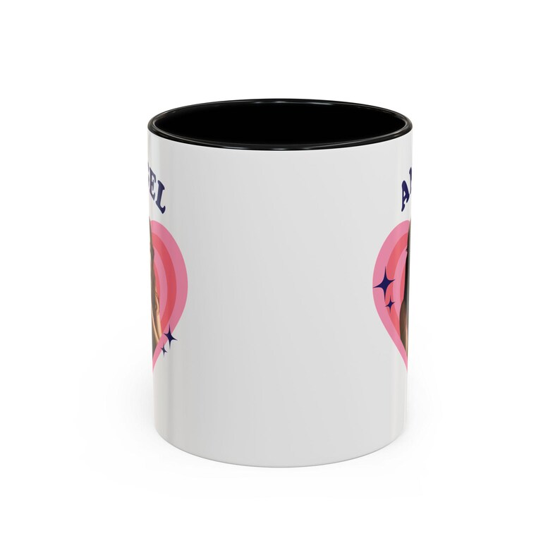Taza retro con forma de corazón de Priscilla Delgado como Ángel, taza de cerámica con diseño de Priscilla Delgado como Ángel (325 ml) imagen 6