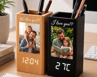 Personalisierte Papa Foto mit Kind Stifthalter mit Uhr, Vatertagsgeschenk für ihn, Ehemann Schreibtisch Organizer, Fotorahmen Holz Stifthalter Uhr