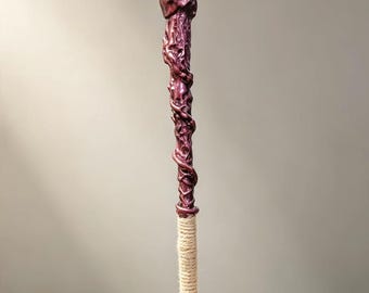 Handskulpterad kristallstav i vinröd metallic för läkning och dekoration - JadeSpiritJewelry