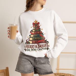 Felpa natalizia con motivo a libri, girocollo unisex con albero dei libri, regalo allegro e luminoso per i lettori