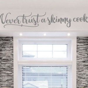 Vertrouw nooit een skinny cook keuken muur decor boerderij keuken vinyl belettering keuken muur sticker / keuken stencil voor houten teken afbeelding 3