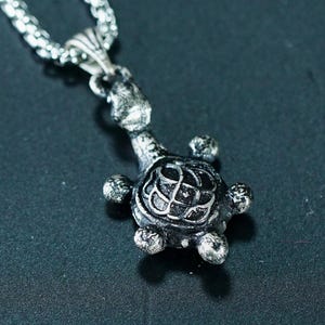 Anillo exclusivo El.den - Collar talismán de tortuga verde, colgante hecho a mano en plata 950 inspirado en Radagon, Godofredo, Malenia y el Árbol de la Vida.